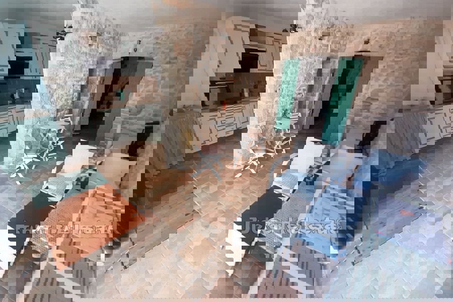 Casa in pietra ristrutturata con piscina