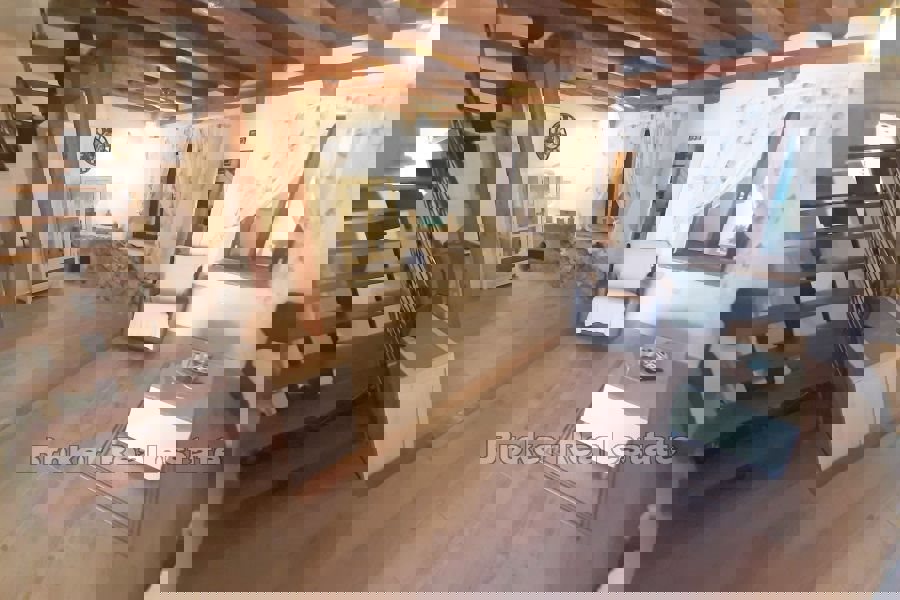 Casa in pietra ristrutturata con piscina