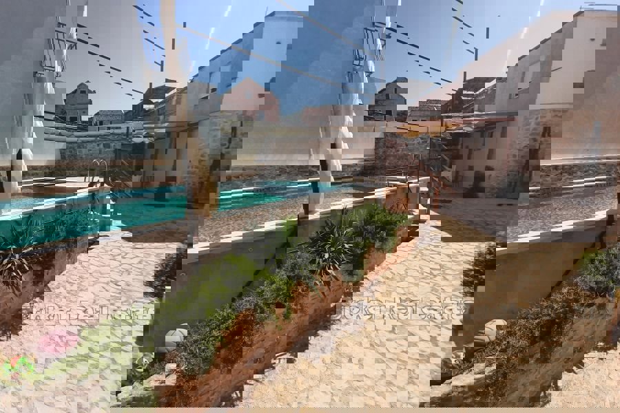 Casa in pietra ristrutturata con piscina