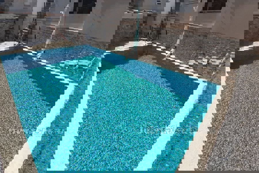 Casa in pietra ristrutturata con piscina