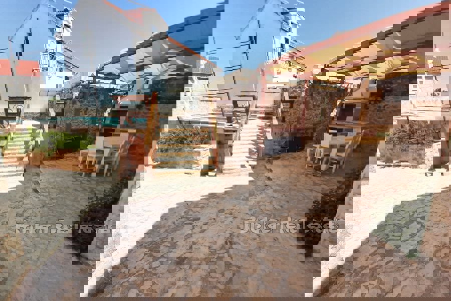 Casa in pietra ristrutturata con piscina