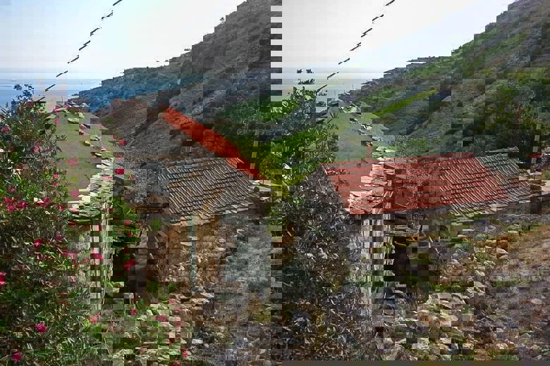 Tre case in pietra, in vendita