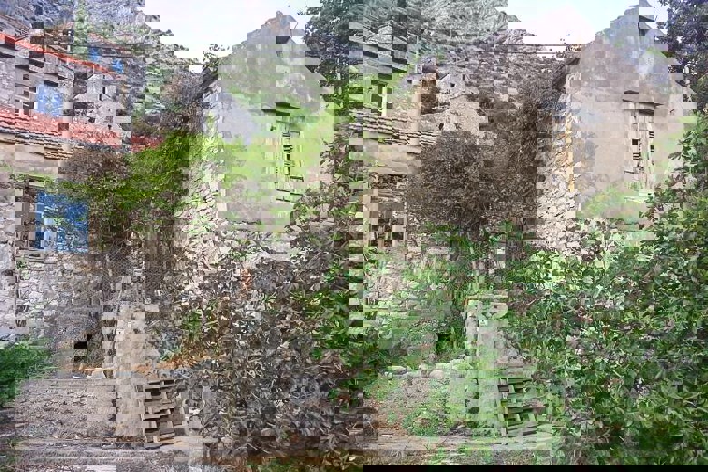 Tre case in pietra, in vendita