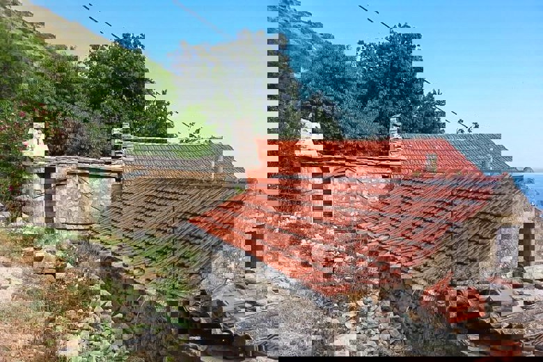 Tre case in pietra, in vendita