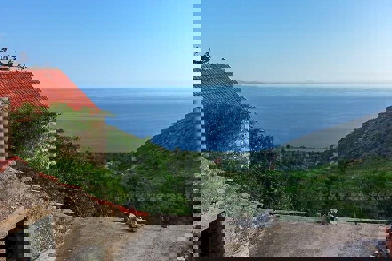 Tre case in pietra, in vendita