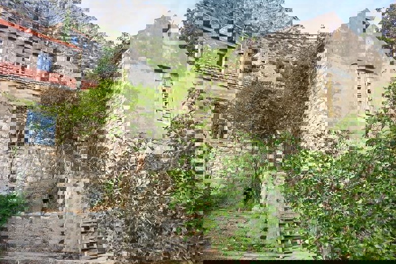 Tre case in pietra, in vendita