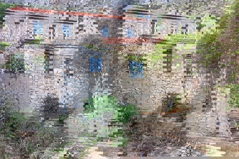 Tre case in pietra, in vendita