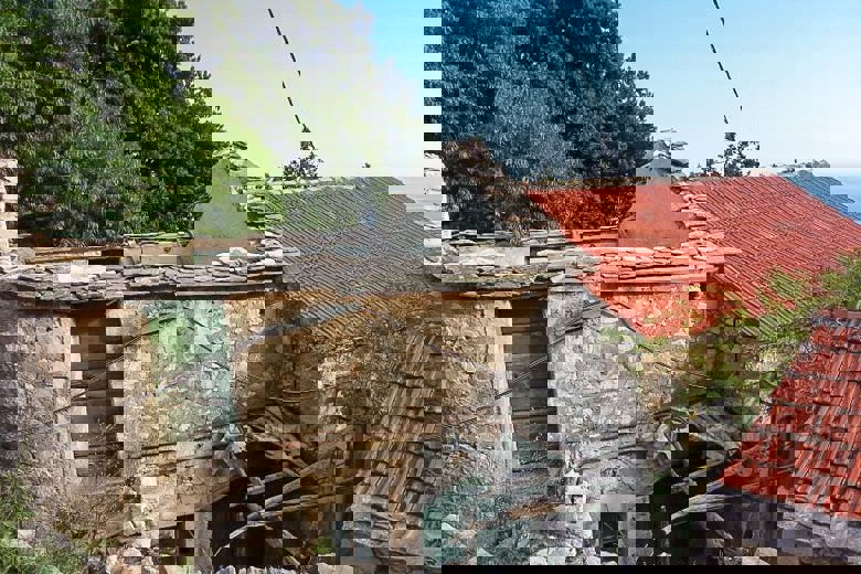 Tre case in pietra, in vendita