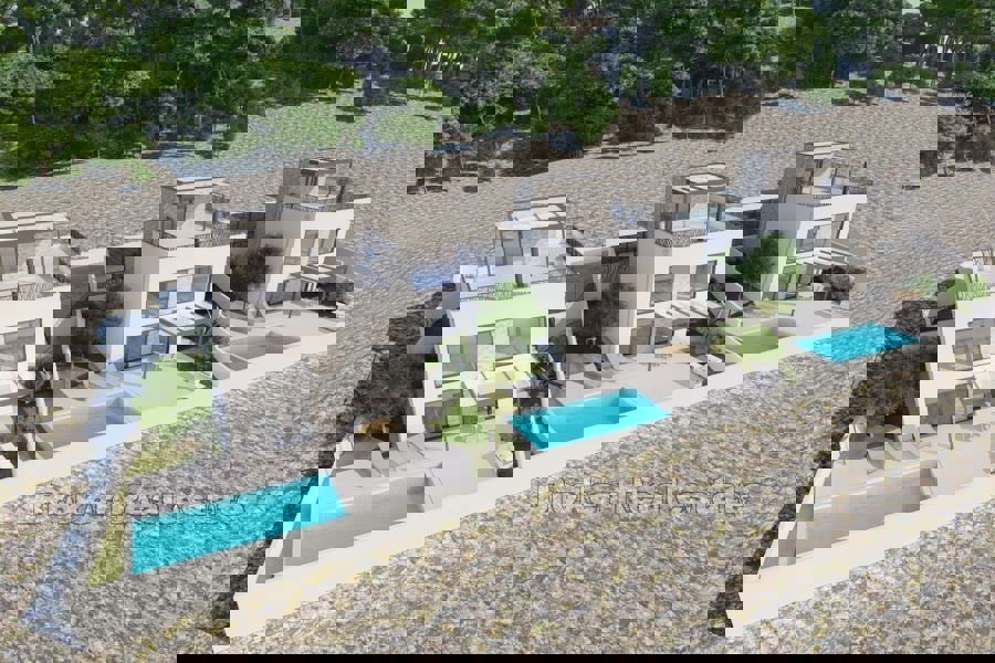 Villa con piscina e vista mare