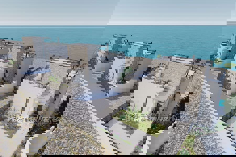 Villa con piscina e vista mare