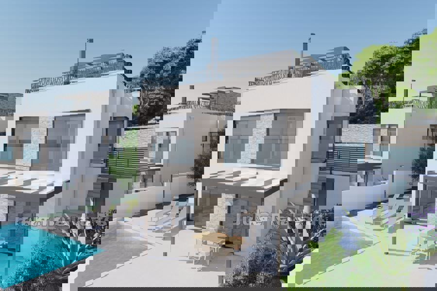 Villa con piscina e vista mare