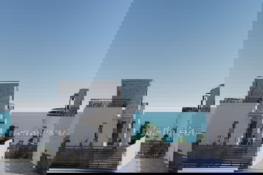 Villa con piscina e vista mare