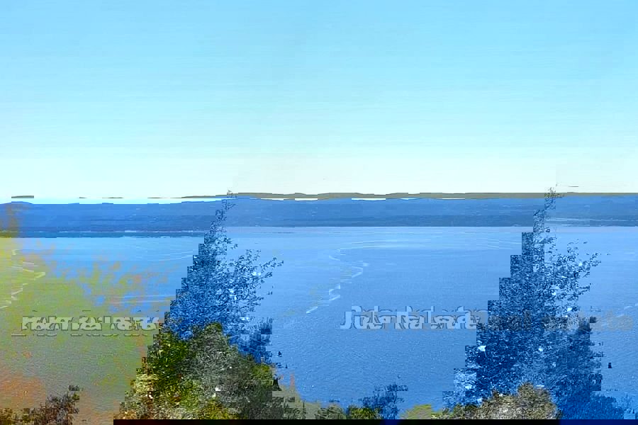 Terreno in una posizione tranquilla con vista sul mare