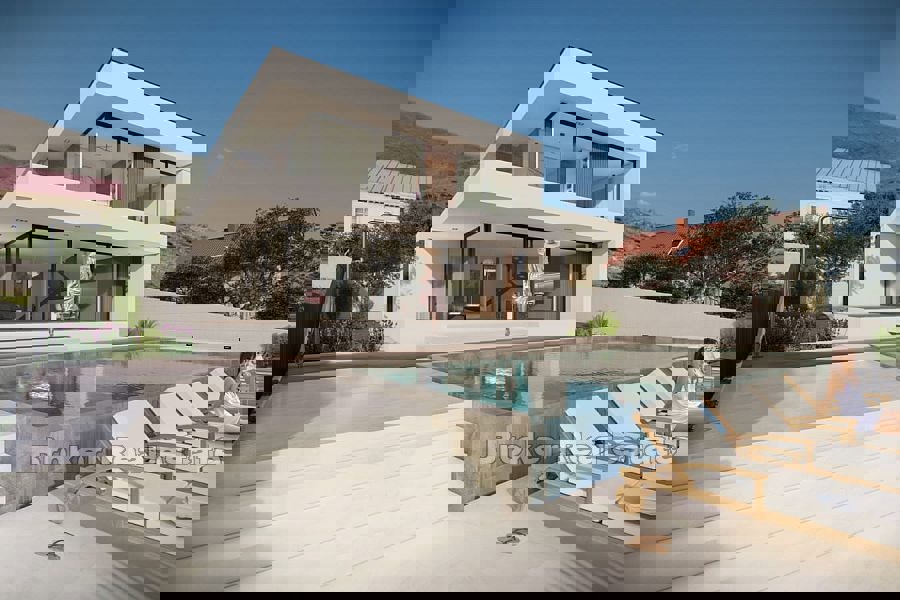 Impressionante villa in una posizione eccellente vicino al mare