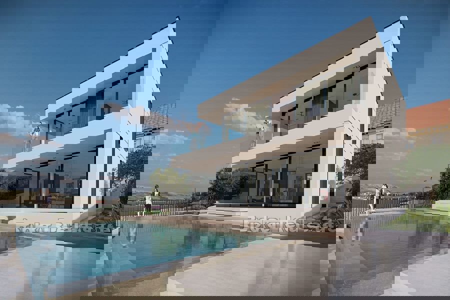 Impressionante villa in una posizione eccellente vicino al mare