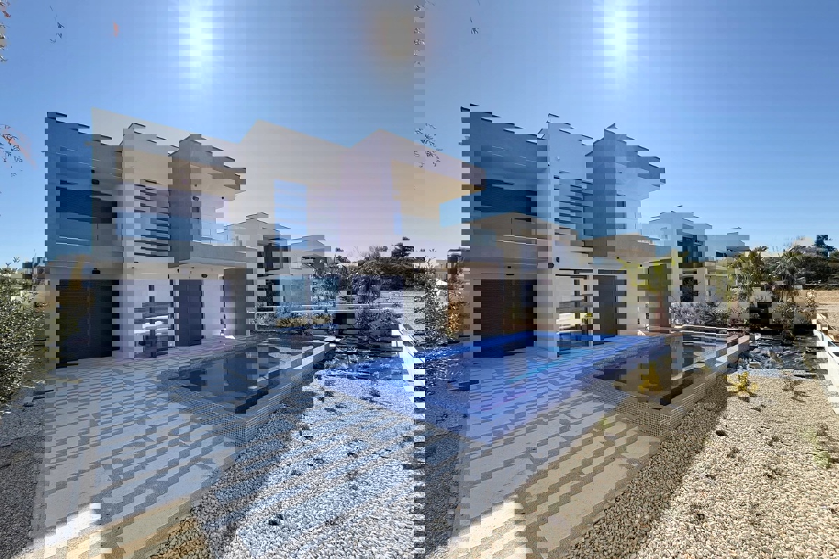 Villa moderna in una posizione eccezionale, prima fila al mare