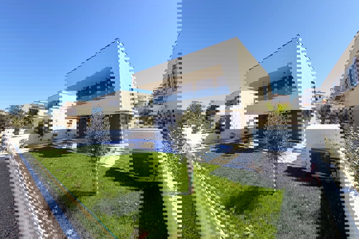 Villa moderna in una posizione eccezionale, prima fila al mare