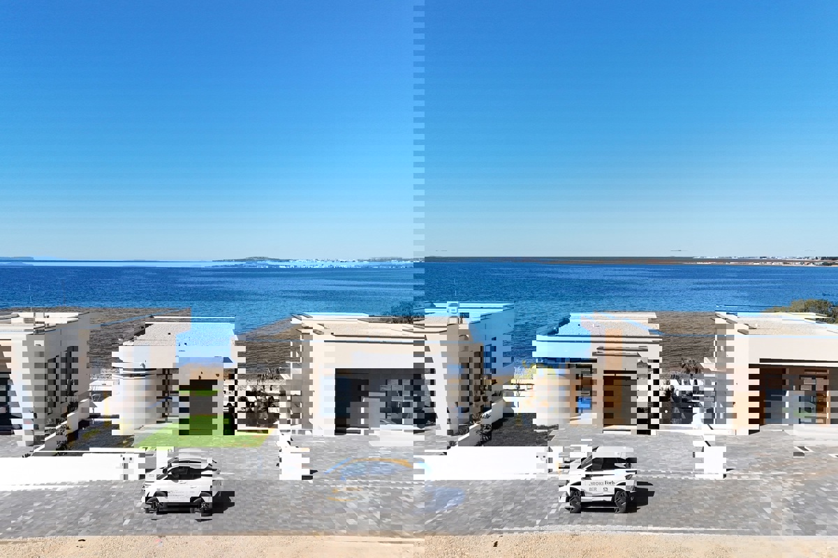 Villa moderna in una posizione eccezionale, prima fila al mare