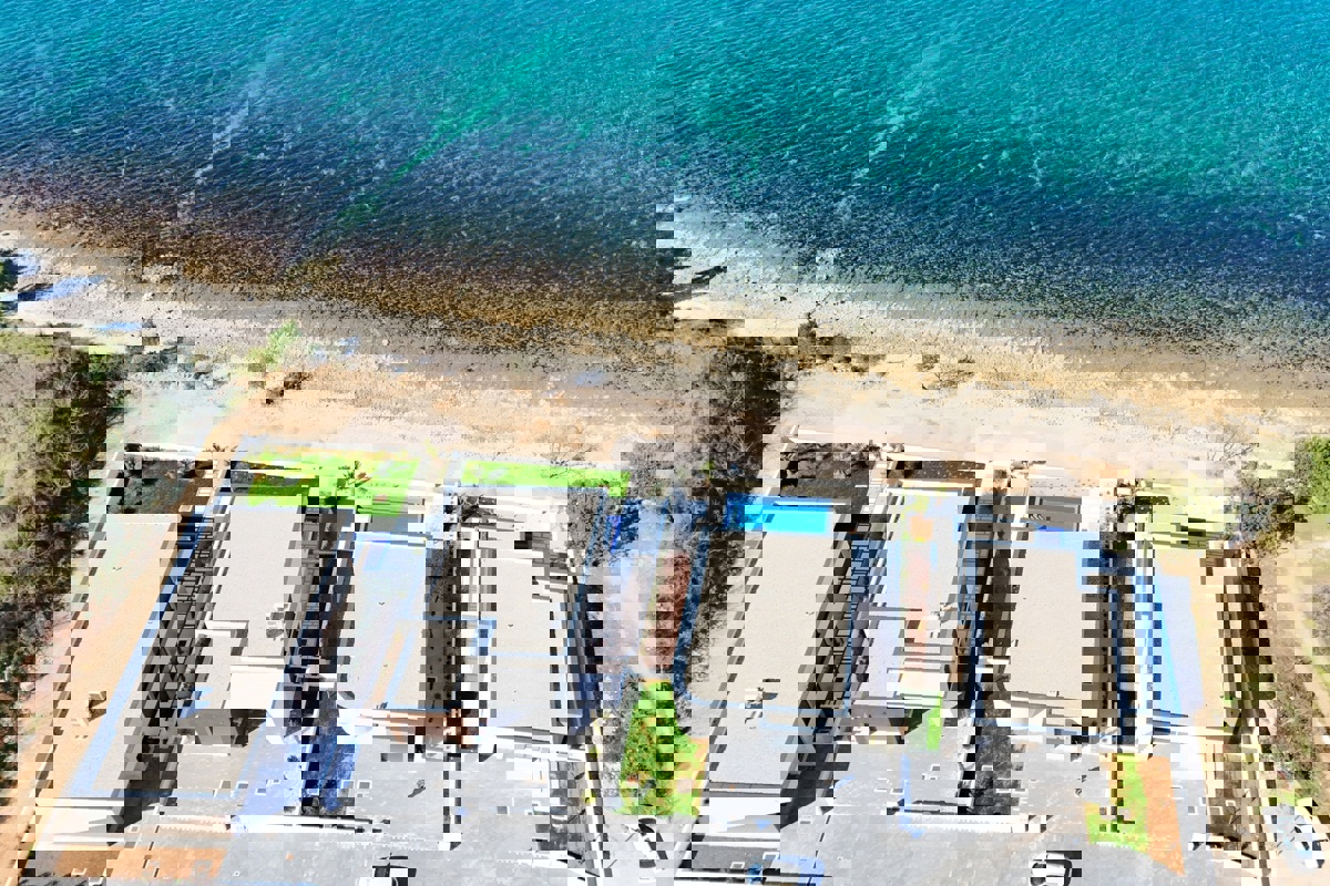 Villa moderna in una posizione eccezionale, prima fila al mare