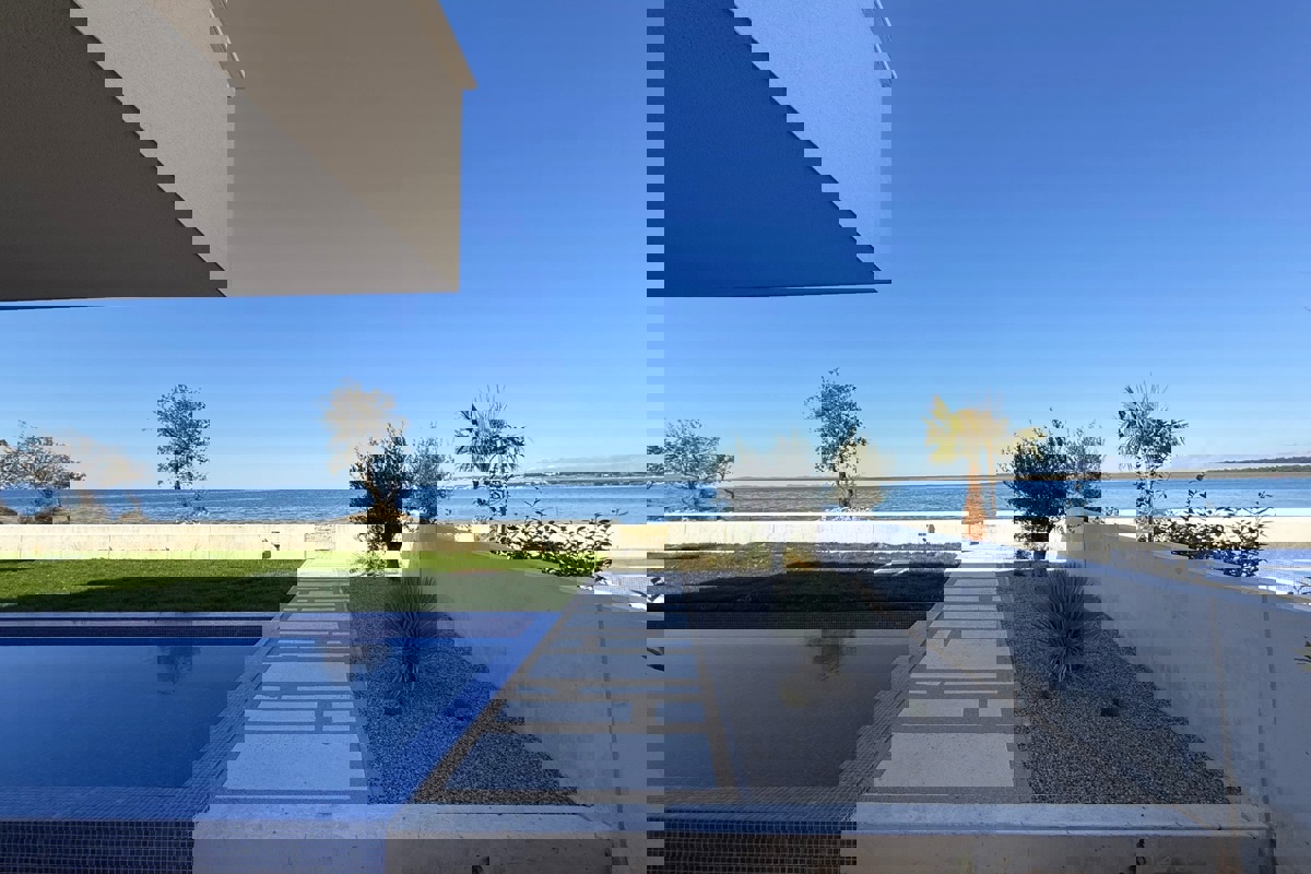 Villa moderna in una posizione eccezionale, prima fila al mare