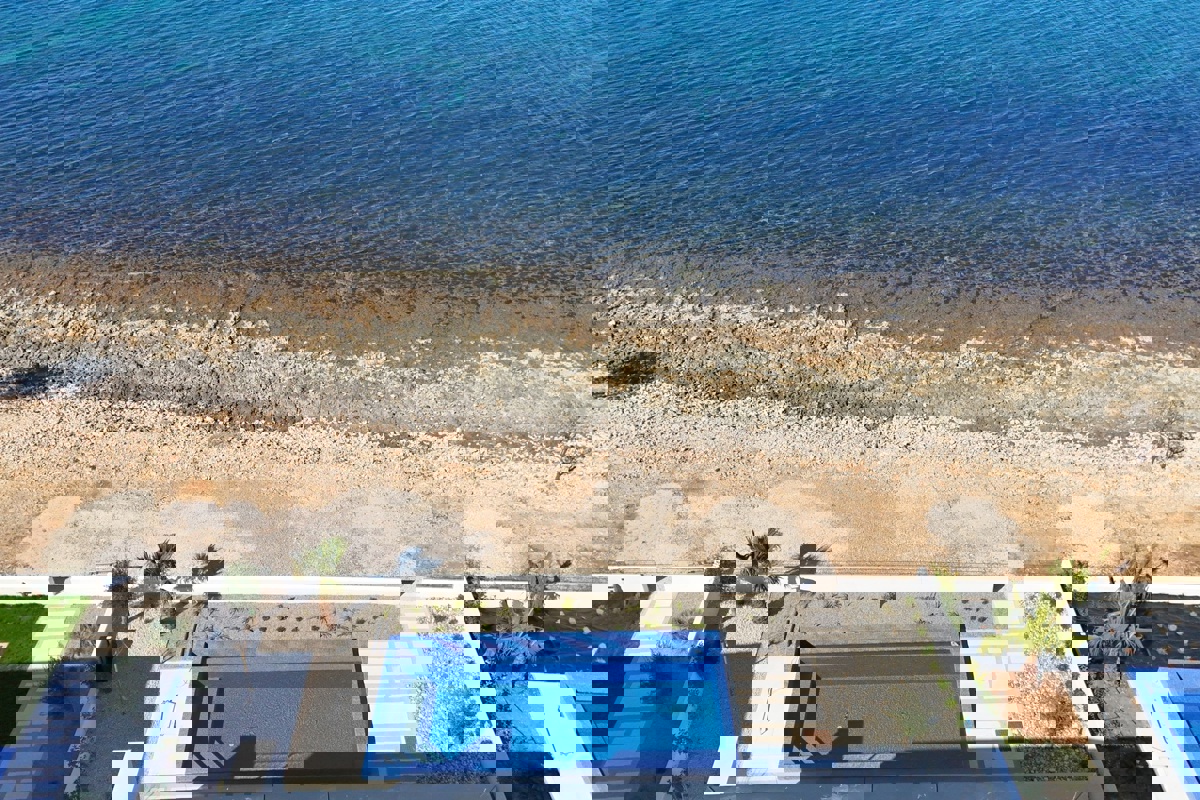 Villa moderna in una posizione eccezionale, prima fila al mare