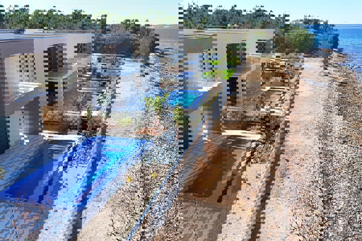 Villa moderna in una posizione eccezionale, prima fila al mare