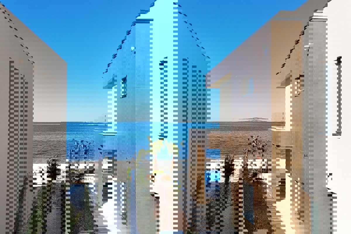 Villa moderna in una posizione eccezionale, prima fila al mare