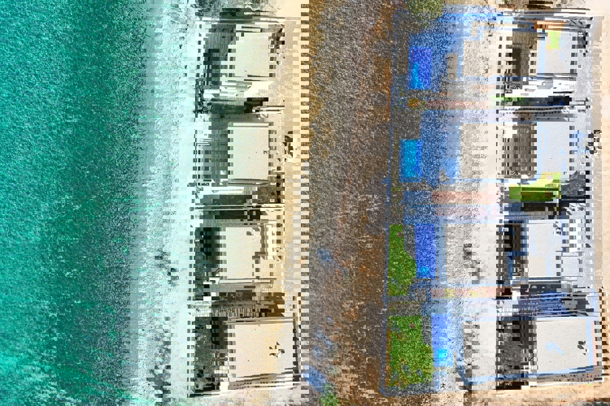 Villa moderna in una posizione eccezionale, prima fila al mare