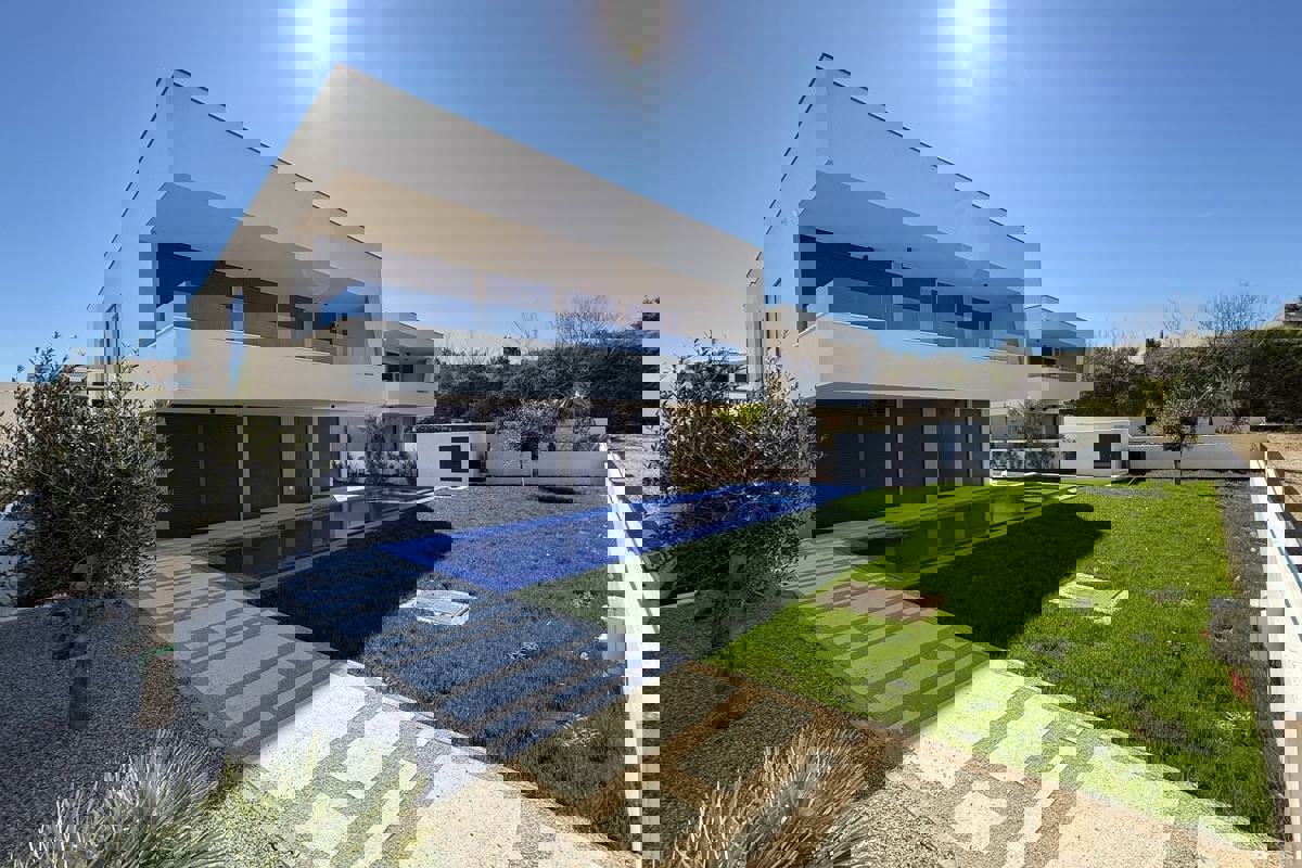 Villa moderna in una posizione eccezionale, prima fila al mare