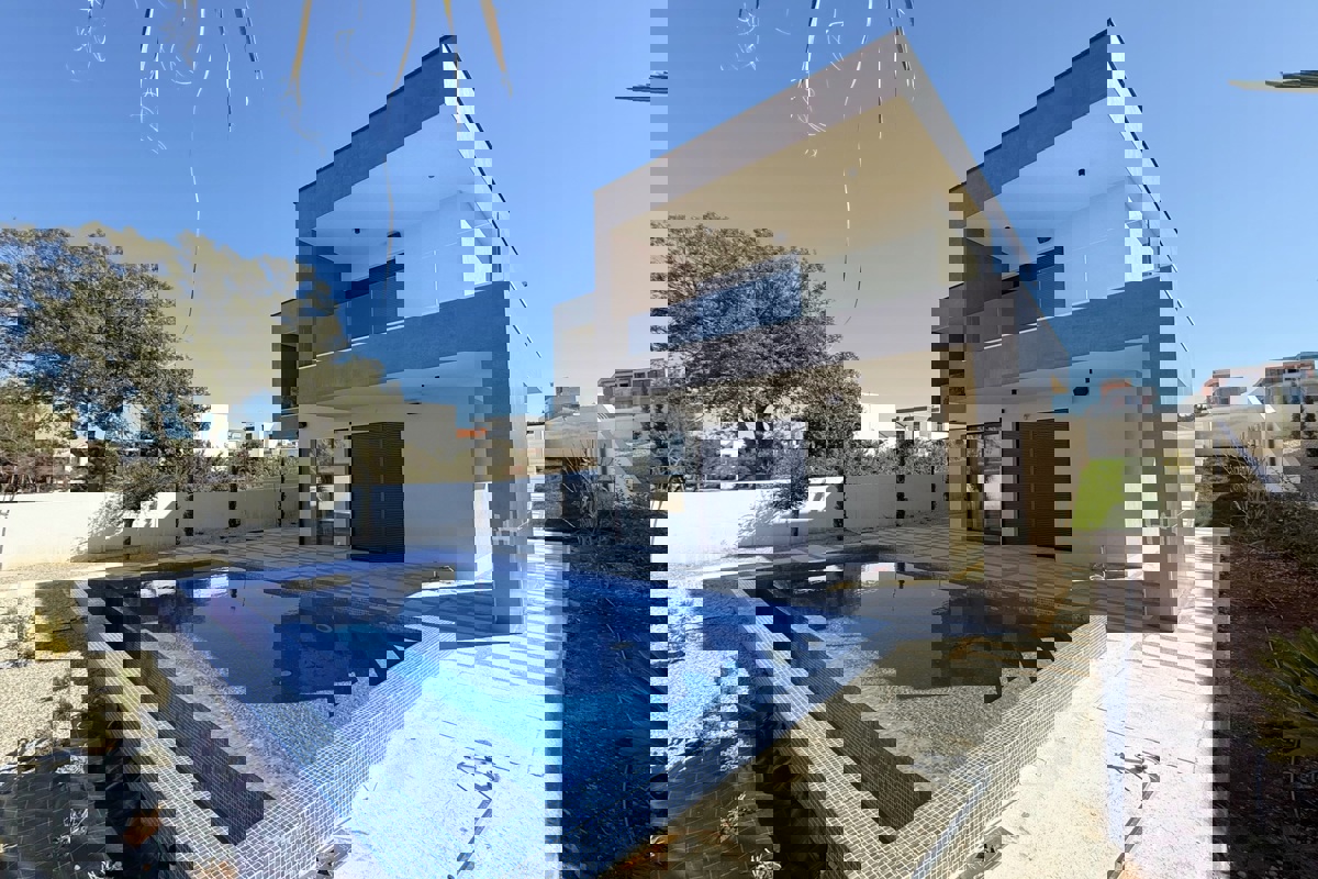 Villa moderna in una posizione eccezionale, prima fila al mare