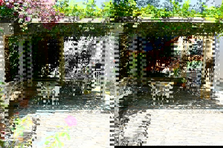 Casa indipendente a due piani, in vendita