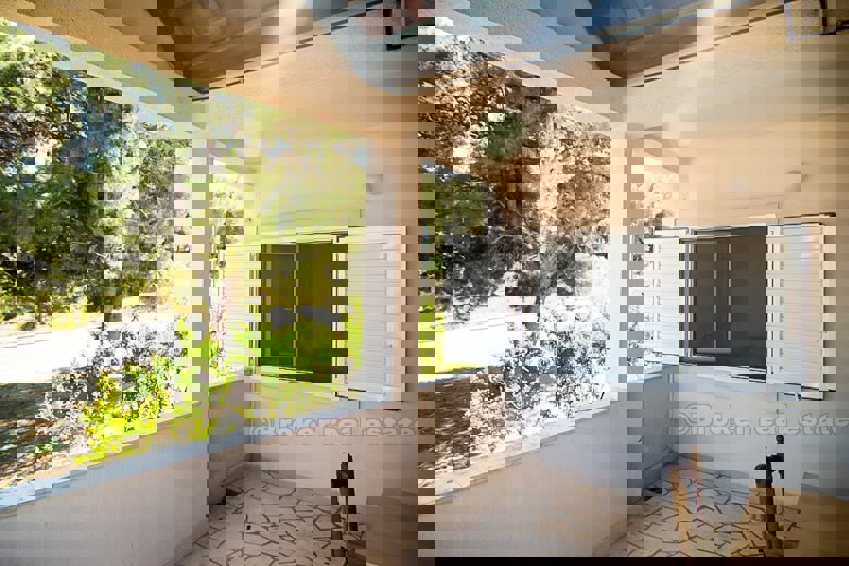 Casa indipendente a due piani, in vendita