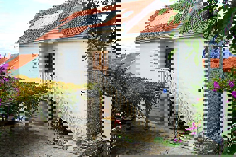 Casa indipendente a due piani, in vendita