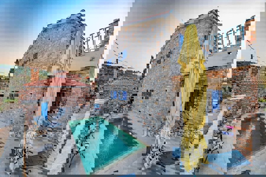 Casa in pietra con piscina in prima fila al mare