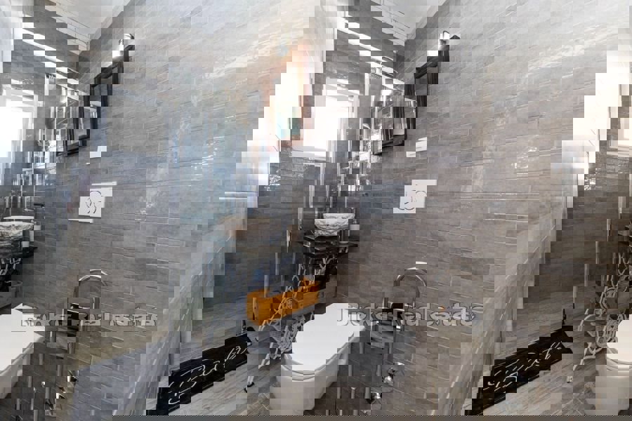 Casa in pietra con piscina in prima fila al mare