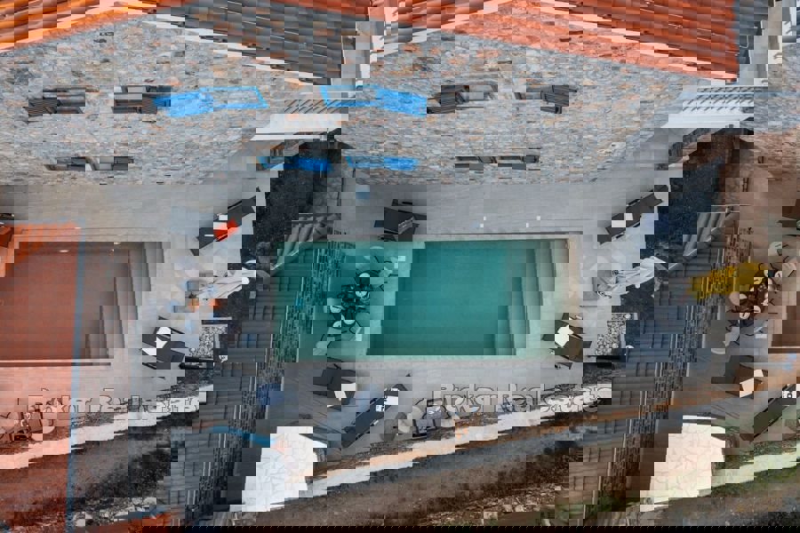 Casa in pietra con piscina in prima fila al mare