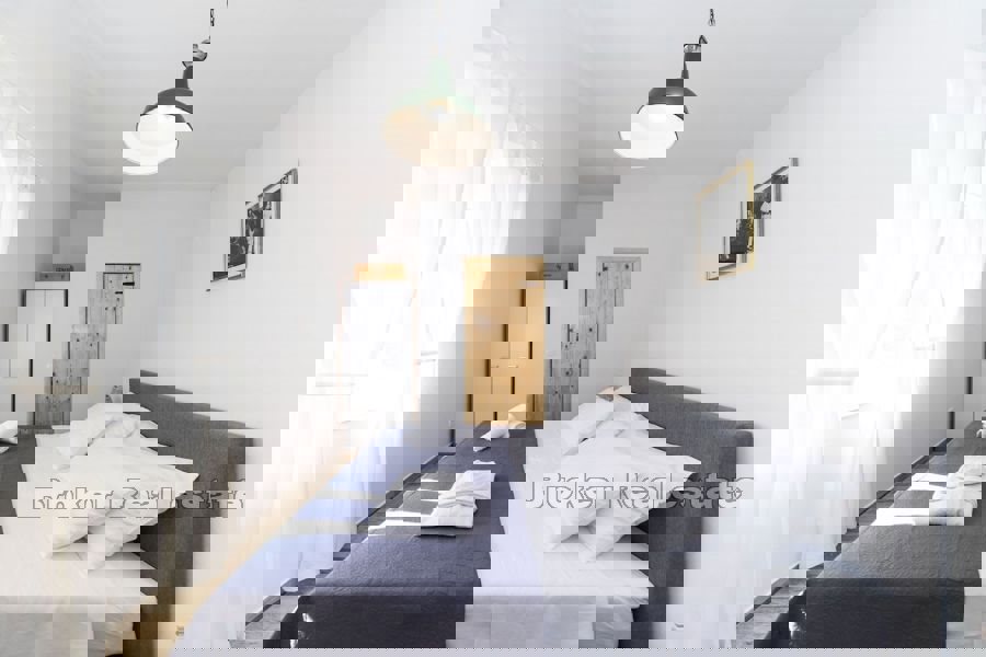 Casa in pietra con piscina in prima fila al mare