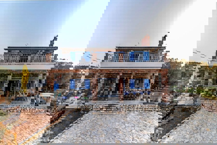 Casa in pietra con piscina in prima fila al mare