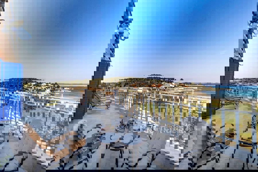 Casa in pietra con piscina in prima fila al mare