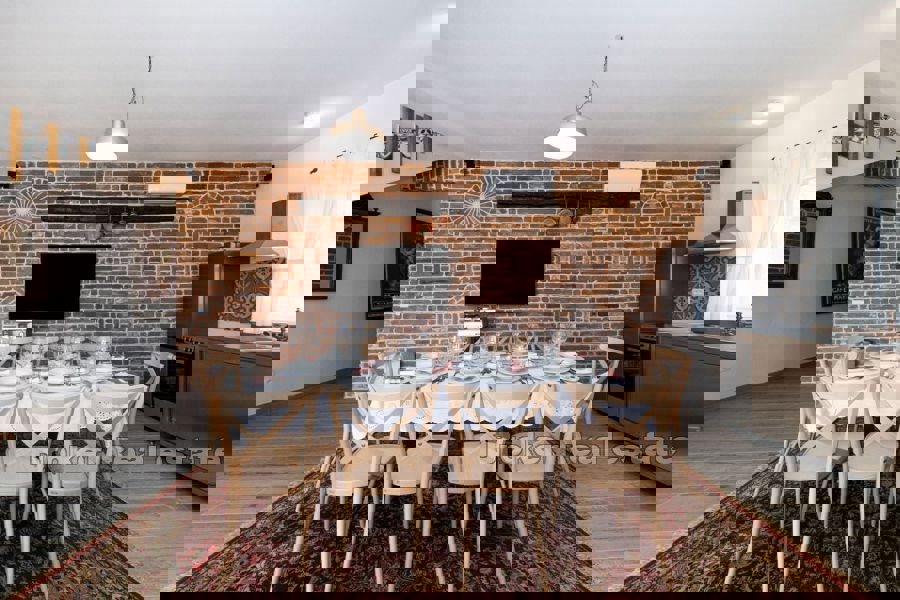 Casa in pietra con piscina in prima fila al mare