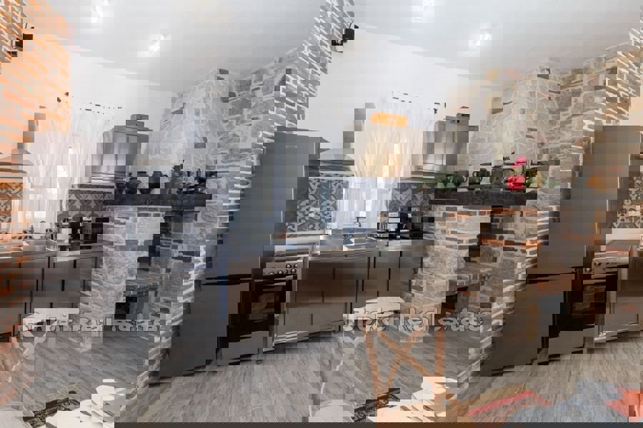 Casa in pietra con piscina in prima fila al mare