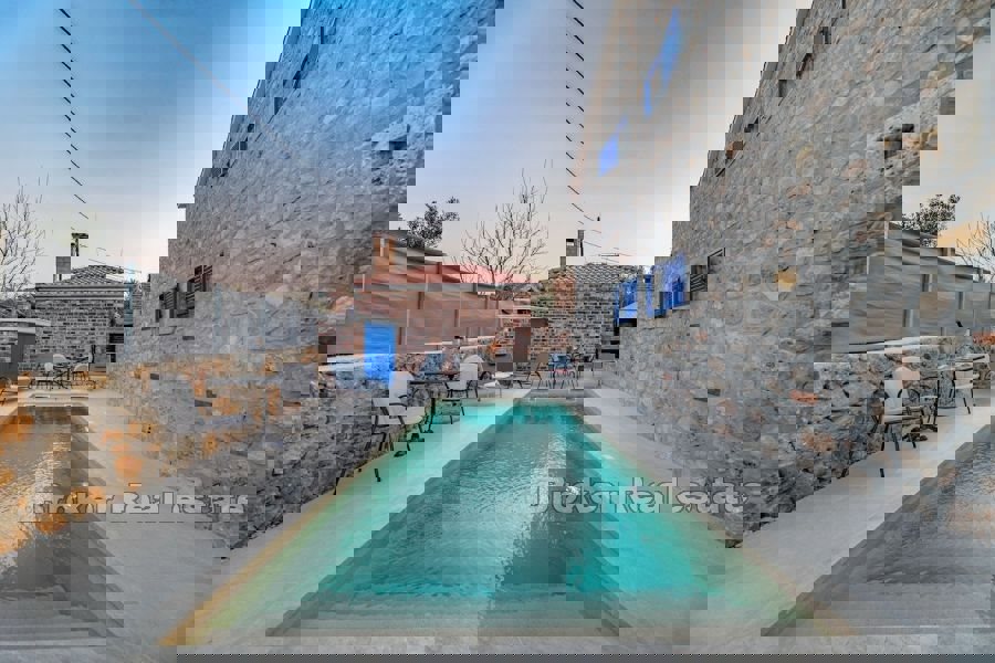 Casa in pietra con piscina in prima fila al mare