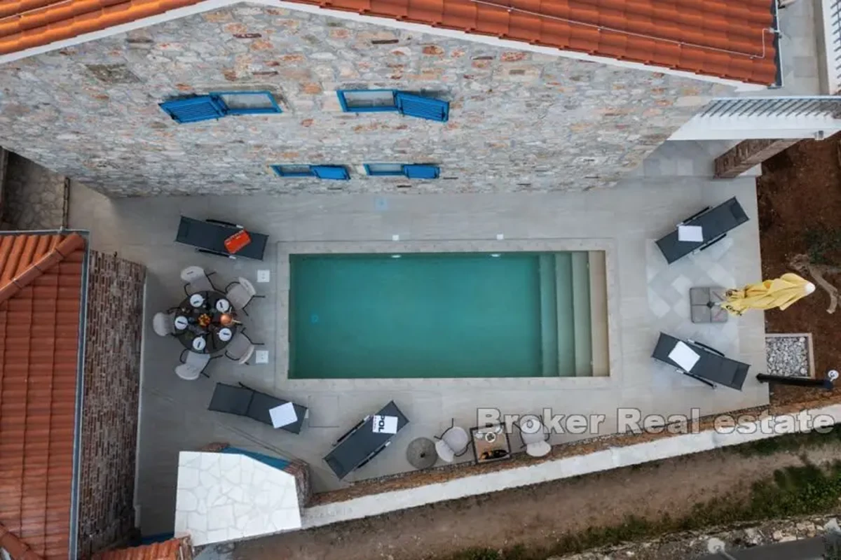 Casa in pietra con piscina in prima fila al mare