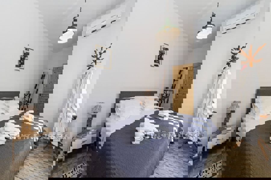 Casa in pietra con piscina in prima fila al mare