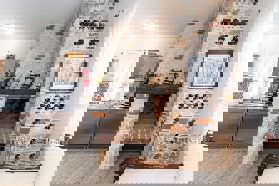 Casa in pietra con piscina in prima fila al mare