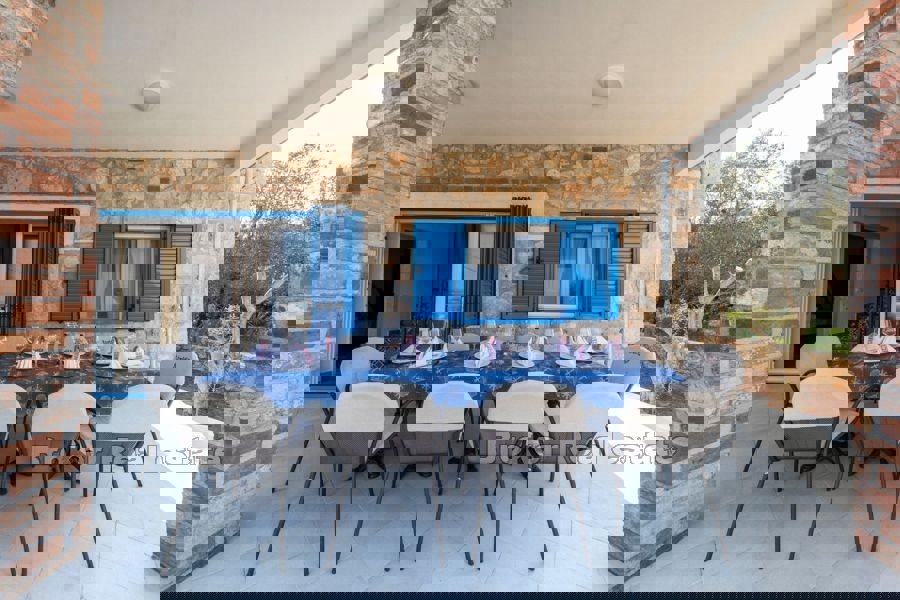 Casa in pietra con piscina in prima fila al mare