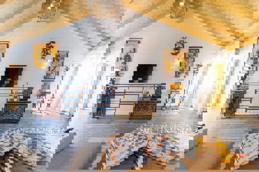 Casa in pietra con piscina in prima fila al mare