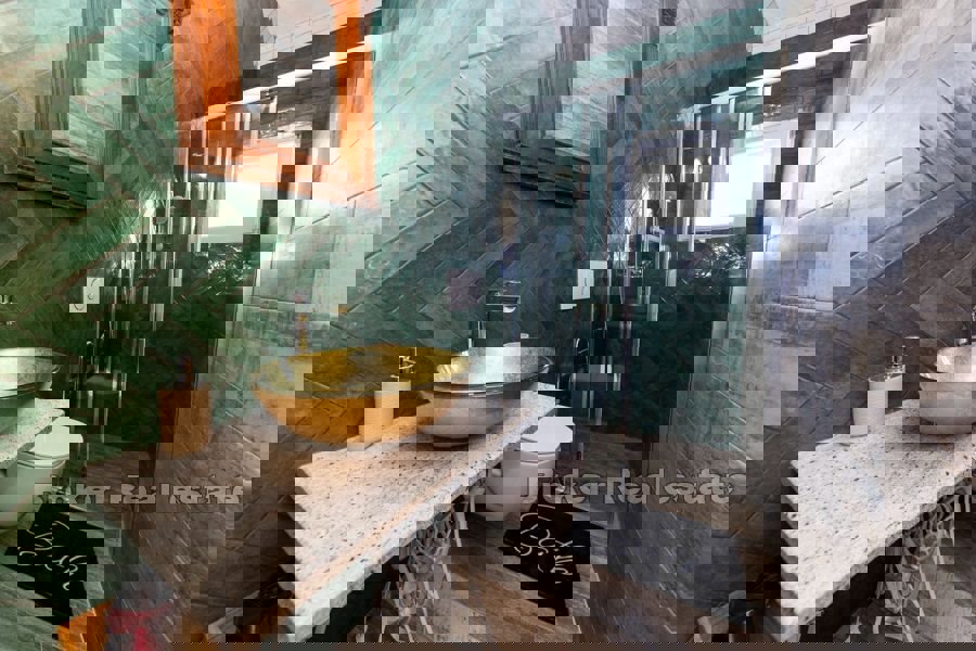 Casa in pietra con piscina in prima fila al mare