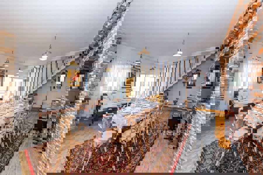 Casa in pietra con piscina in prima fila al mare