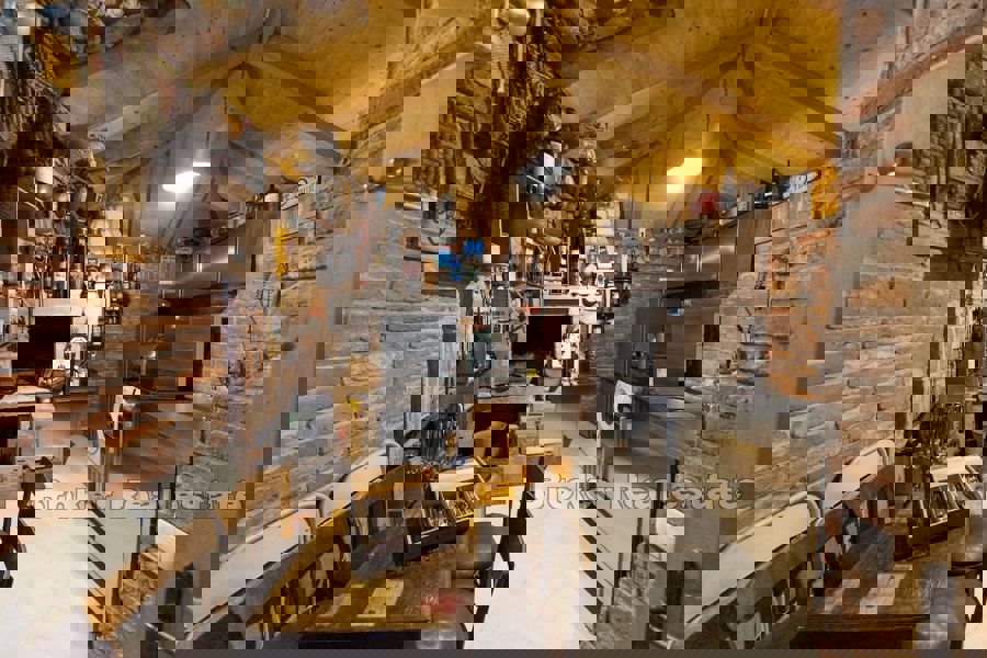 Casa in pietra con piscina in prima fila al mare